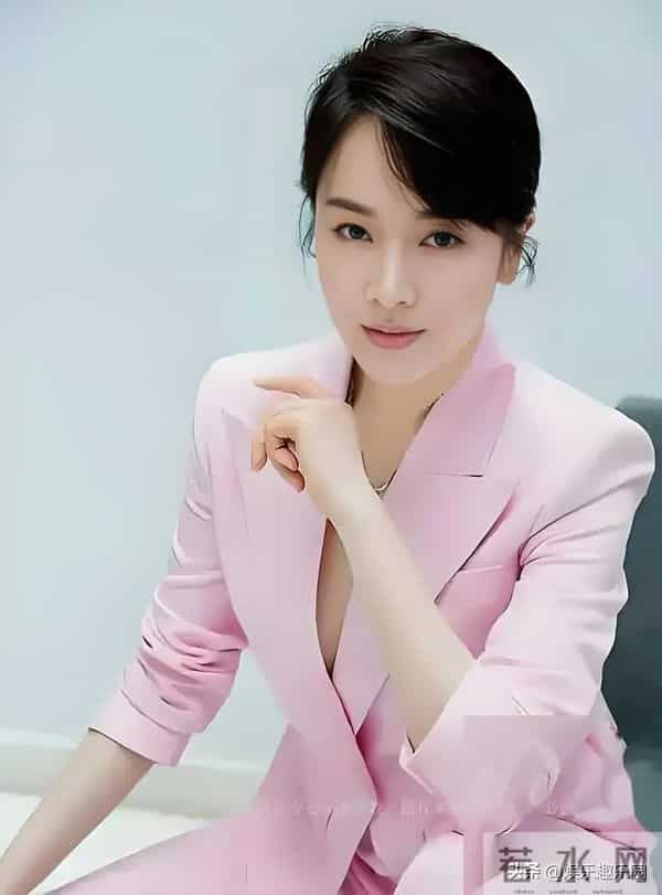 红裙衬得左小青明艳动人，精致造型尽显迷人风采