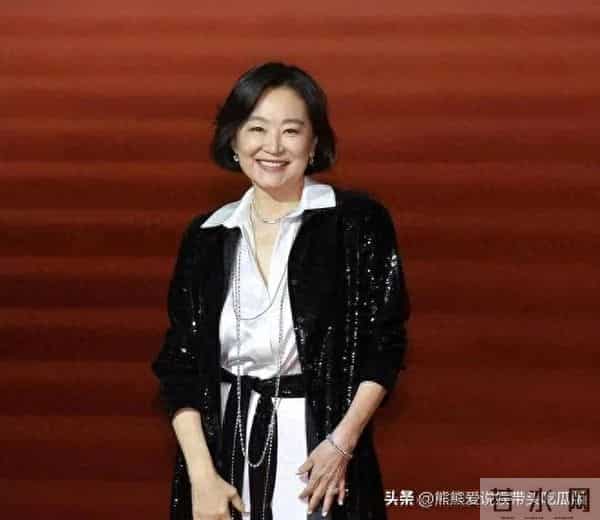 70岁林青霞剪了波波头大回春!穿亮片开衫+衬衫裙,美出新高度!