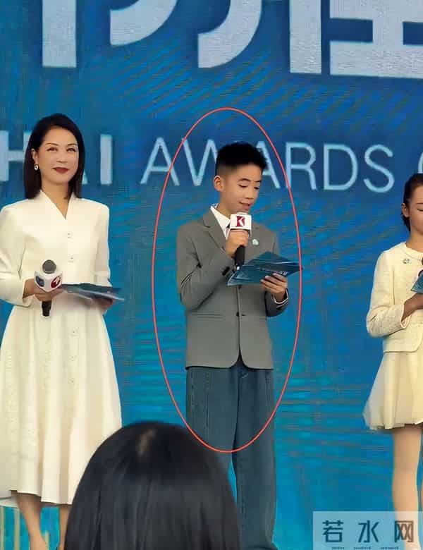 应采儿带娃出通告,素颜肿胀但满脸自豪,儿子后台背稿累到瘫桌上