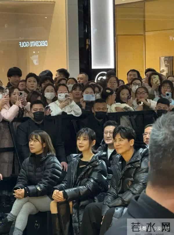 秋瓷炫现身北京，嘴歪油腻变化大到认不出来和于晓光拥抱甜蜜对视