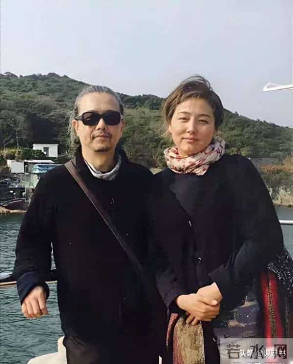 55岁张延依然优雅,父亲早逝最疼爱妈妈,和丈夫分居两地感情不变