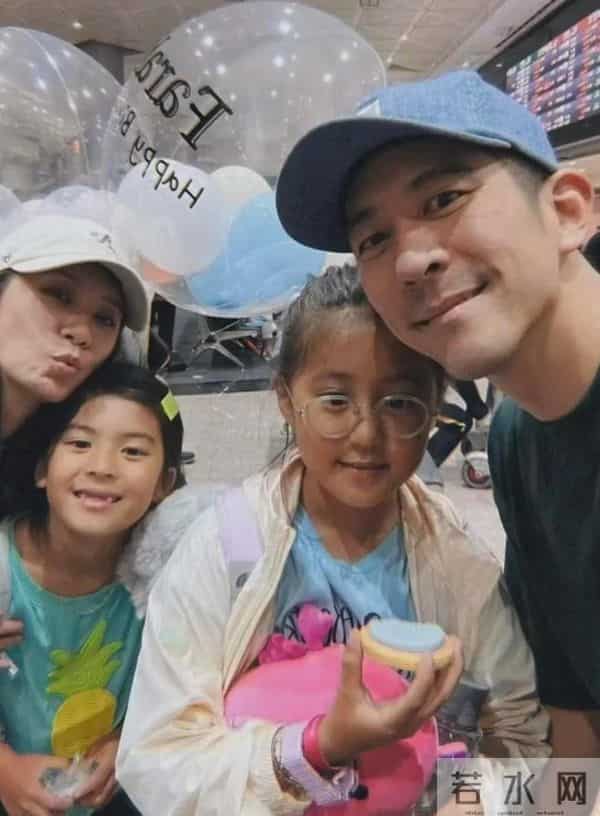 贾静雯一家成都逛街，50岁像30岁，咘咘天生高颅顶，但没波妞可爱