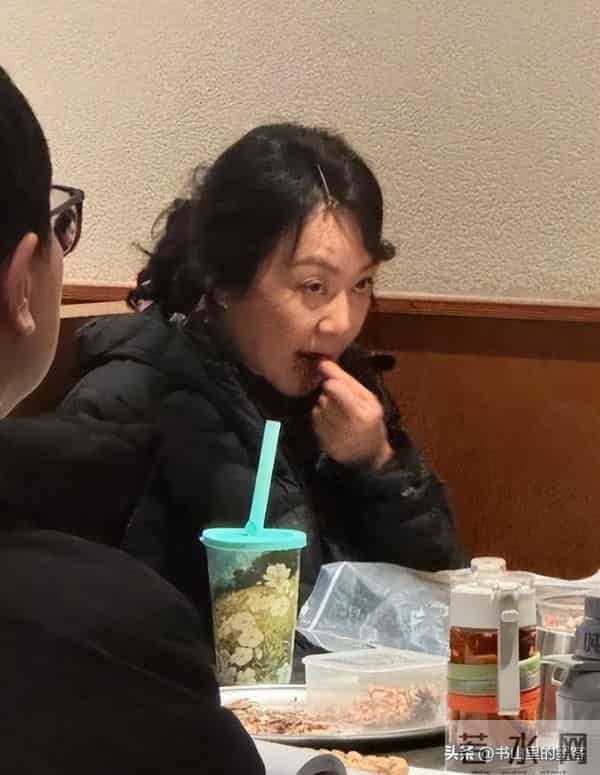 54岁闫妮变样：脸油腻嘴歪斜，身材发福像大妈，一代女神认不出了