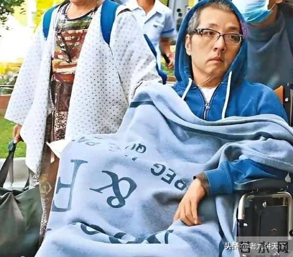 57岁袁惟仁成植物人后再病危，送医画面曝光，仅靠母亲姐姐照顾