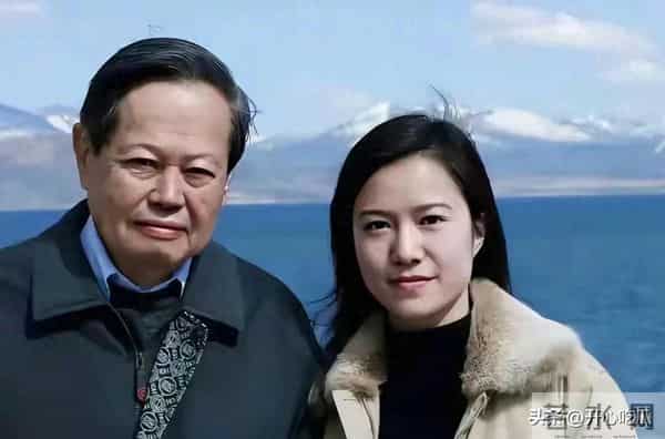 49岁翁帆现身画展！穿黑衣、皮肤白皙状态好，笑容满面和妈妈热聊