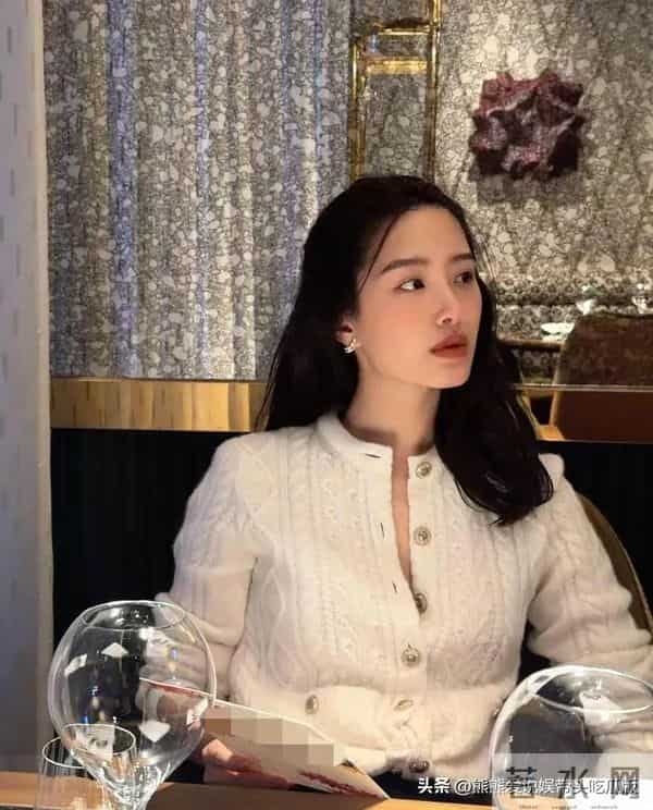 杨采钰会穿是数一数二的!米白绞花毛衣+尖头鞋,时髦洋气又高级