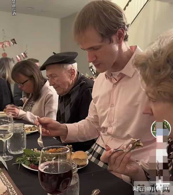 小黄:精致打扮 全家聚会过感恩节 仪式感满满 网友-羡慕这样的生活