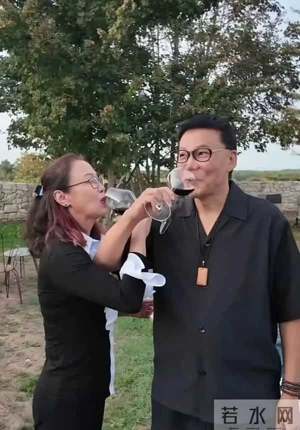 61岁李国庆拥吻德籍妻子,疯狂示爱,太甜蜜了