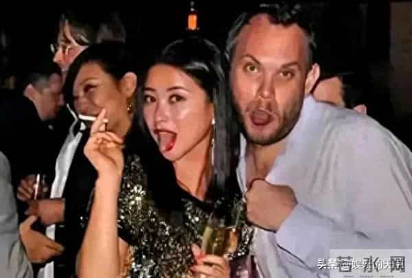 女星朱珠旧照曝光，跟外国人靠在一起抽烟，和现在的形象反差很大