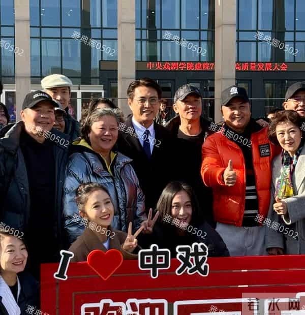 中戏遇到明星佟丽娅温柔漂亮但明显发福见老,靳东又高又帅很有派