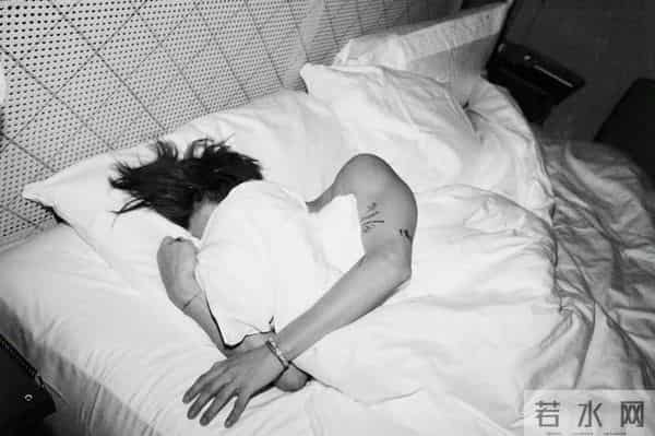 王嘉尔 一组时装周出发前记录