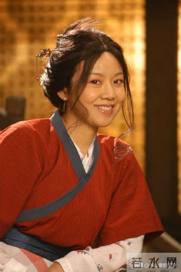 54岁闫妮变样：脸油腻嘴歪斜，身材发福像大妈，一代女神认不出了