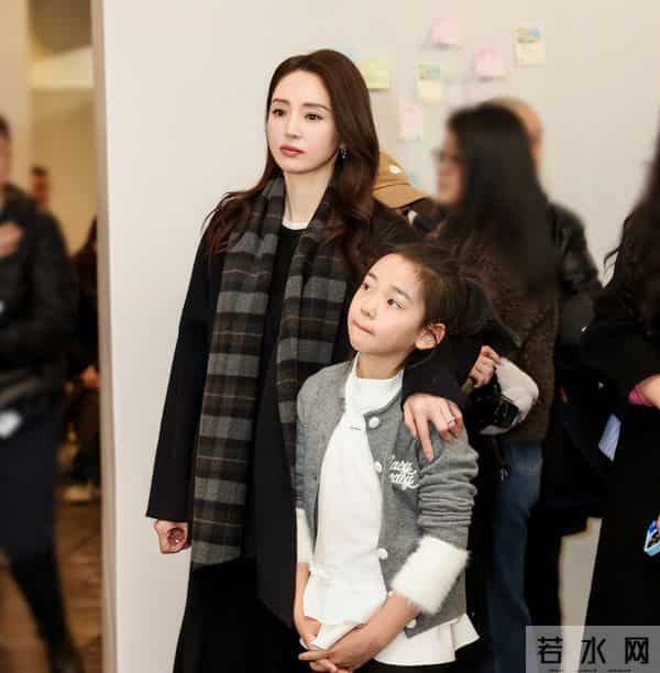 董璇带娃现身艺术展，关悦女强人打扮脸肿嘴歪，佟大为靠边站油腻
