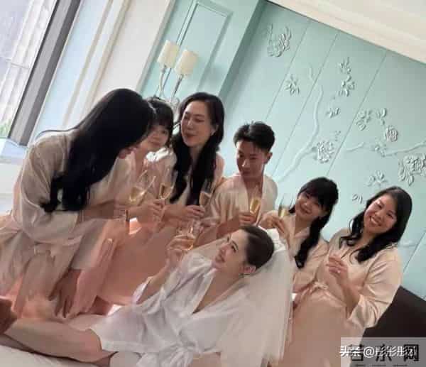 许玮甯婚前睡衣派对嗨翻，瘦高白皙超亮眼，人群中美成风景