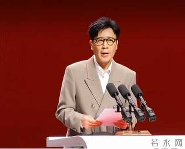 上戏80周年大合影，金世佳有少年感，陈赫靠边坐，王传君稳居C位