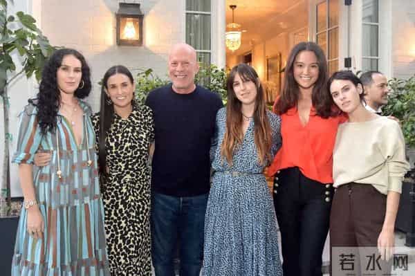 70岁传奇动作巨星，已失去说话和阅读能力，将在去世后捐献大脑！影后前妻和现任妻子正合力照顾