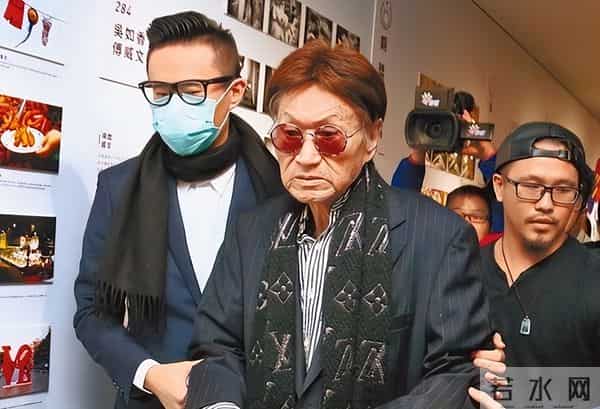 2018年，我国著名主持人赴瑞士安乐死，笑着举杯：需要1口闷吗？