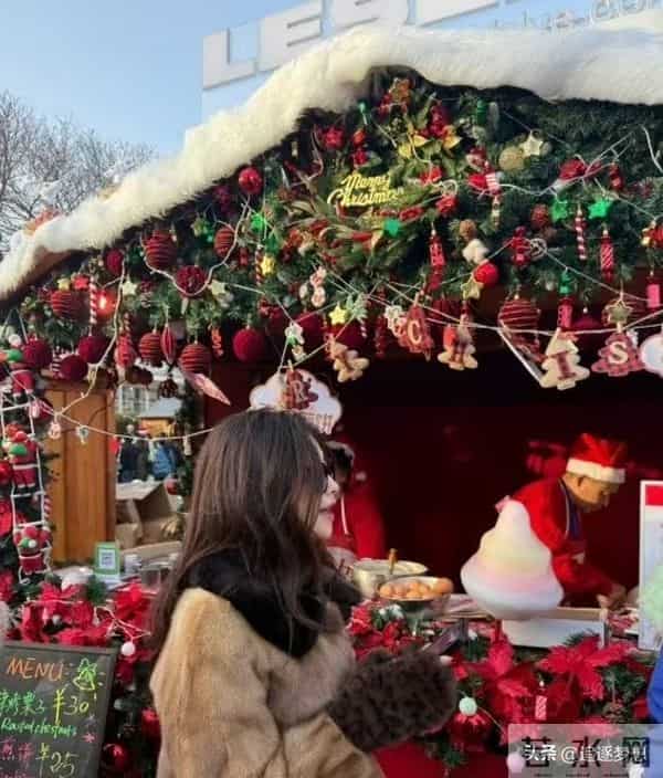 朱珠一家三口北京逛圣诞集市 朱珠挤开老公真相大白 两口子笑翻网友