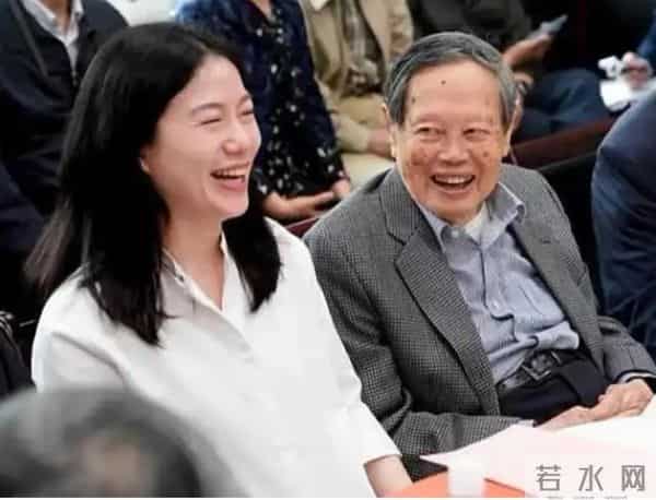 翁帆公开露面，她带妈妈看展，她仍穿一身黑衣服，但脸上有笑容了