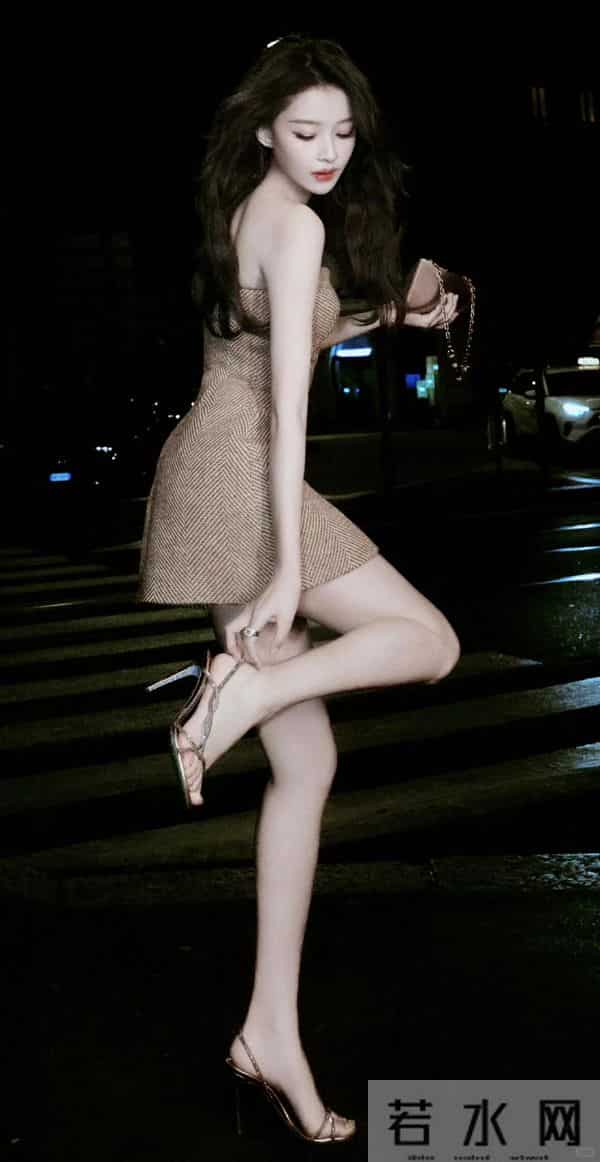 孙怡这身材太完美了,这个转身,这个背把我迷的呼呼了。