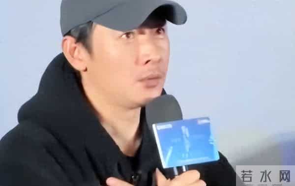 罗晋经历与唐嫣离婚风波、父亲离世后首次现身:头戴鸭舌帽出席新剧宣传,没刮胡子面容消瘦