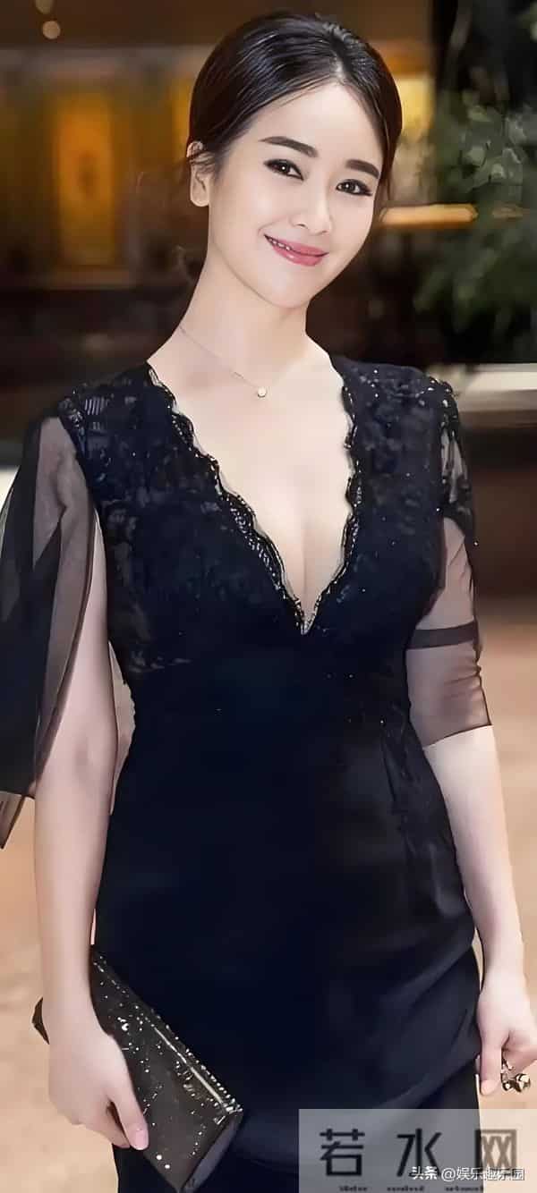 红裙衬得左小青明艳动人，精致造型尽显迷人风采