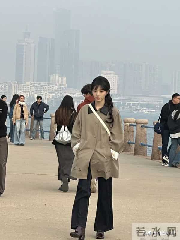 田曦薇胡一天青岛被偶遇，俩人手拿棉花糖好甜，小田这长相太顶了