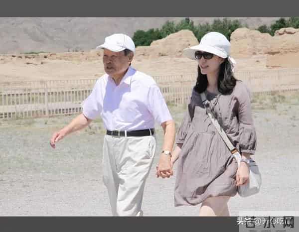 49岁翁帆现身画展！穿黑衣、皮肤白皙状态好，笑容满面和妈妈热聊