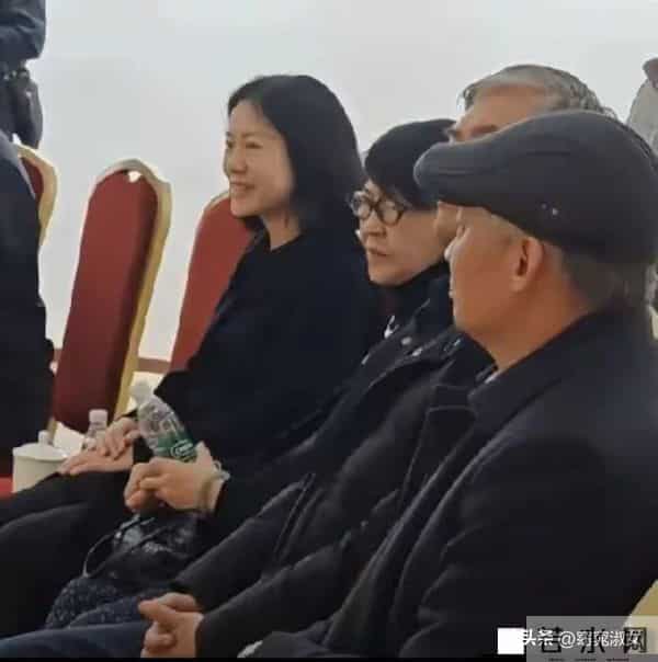 杨振宁走后,翁帆首次露面,妈妈陪同看展览,两人有说有笑状态好