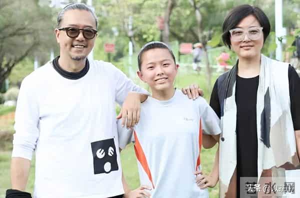 55岁张延依然优雅,父亲早逝最疼爱妈妈,和丈夫分居两地感情不变