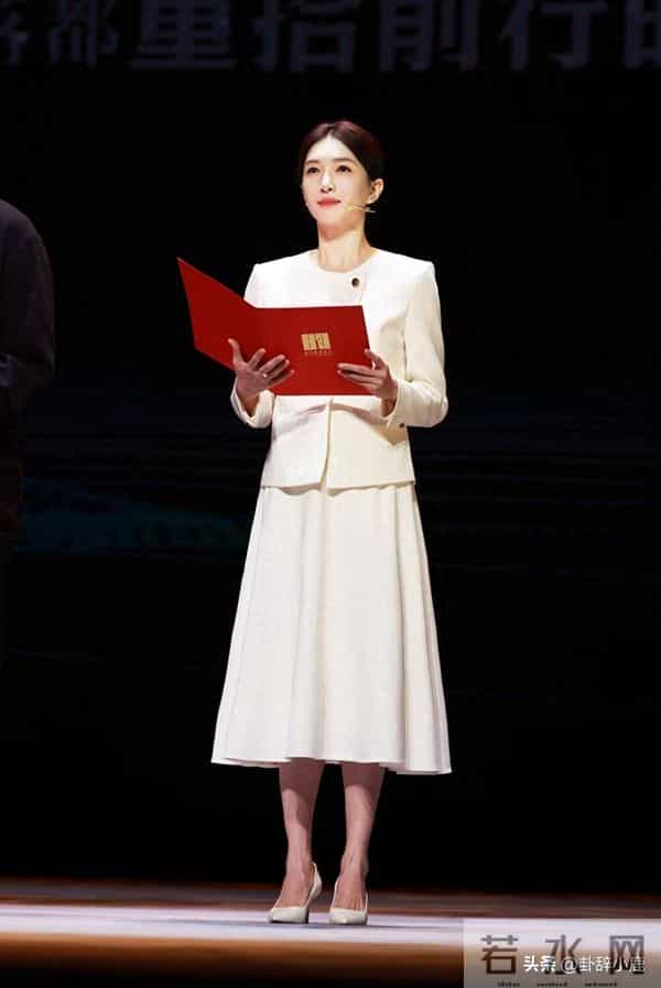 江疏影出席上戏80周年校庆,优雅又端庄,妥妥的白月光女神!