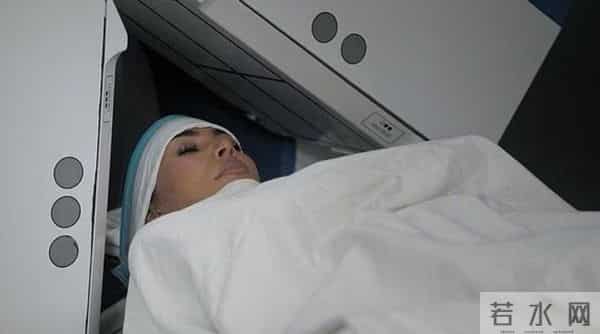 金·卡戴珊称大脑存在“空洞”,被指向不知情的美国人推销脑芯片