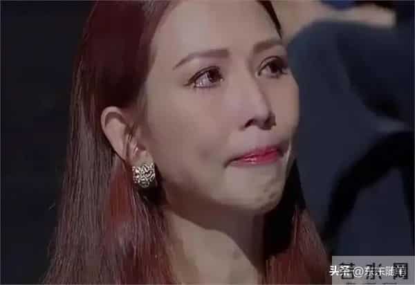 52岁蔡少芬香港逛街，下巴后缩明显，张晋大病痊愈，不能剧烈运动