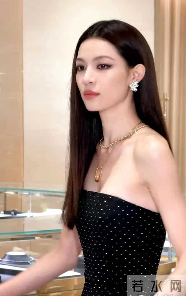 蒂芙尼活动上46岁章子怡骤显衰老，肌肤浮肿骨感干瘪，面相大变