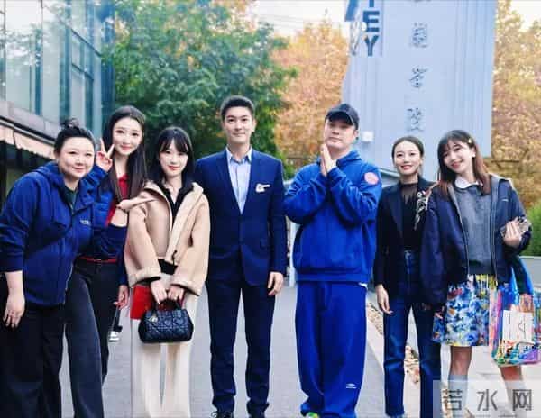 上戏80周年校庆,明星云集!49岁马伊琍状态太好,穿阔腿裤气场强