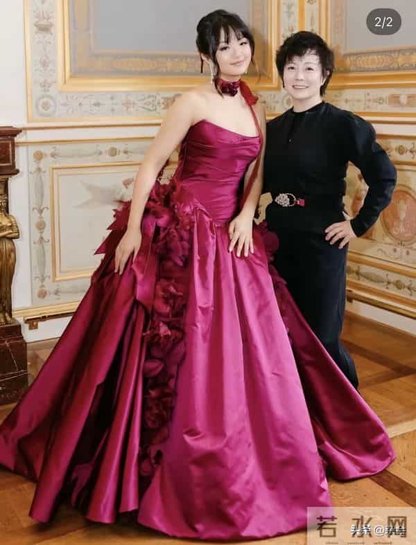 陈可辛女儿巴黎舞会美成公主，吴君如在一旁“张扬”抢风头