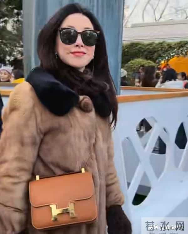 朱珠一家三口北京逛圣诞集市 朱珠挤开老公真相大白 两口子笑翻网友