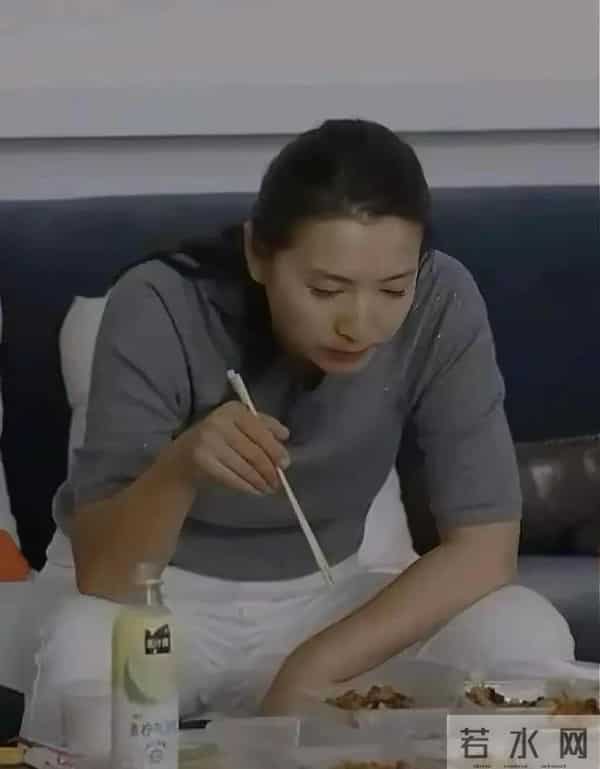 陈好吃饭的时候 两腿岔开 胳膊撑在腿上 皮肤又光又滑 一点都不显老