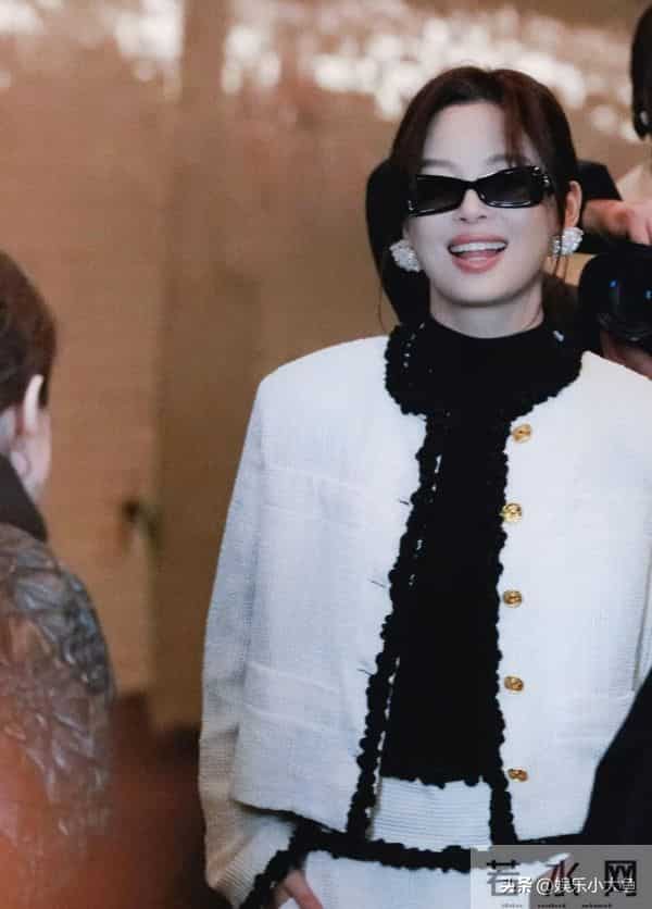 辛芷蕾今日纽约看秀，身穿CHANEl2026春夏系列，美的如此赏心悦目