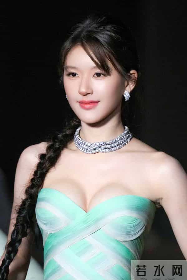 赵露思青春洋溢 元气满满