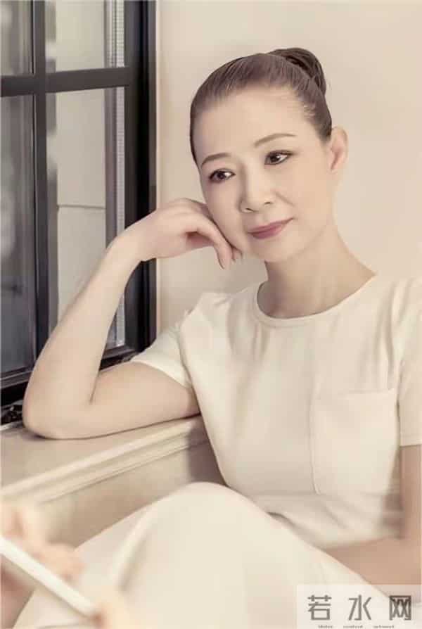 悲情女人仲小萍:因儿子31年不嫁,两次被辜负,霍尊输了回到原点