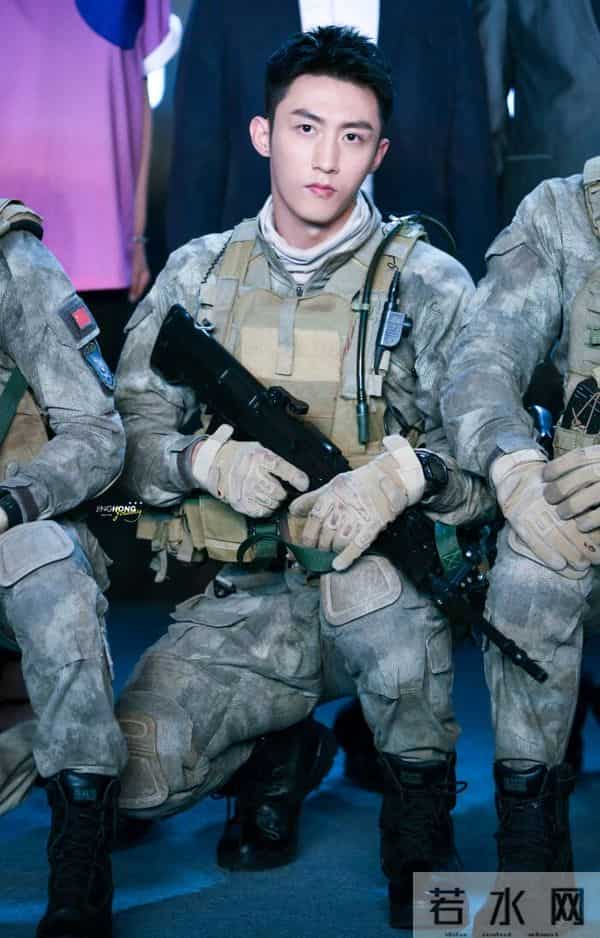 黄景瑜广西被偶遇,开京A牌照30万豪车,全程手挡太阳防止晒脸