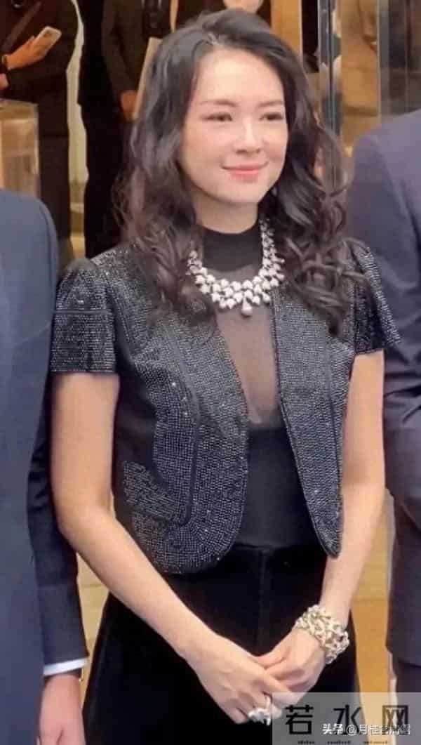 46岁章子怡现身成都，离开美颜滤镜状态好真实，膝盖尤为吸引眼球