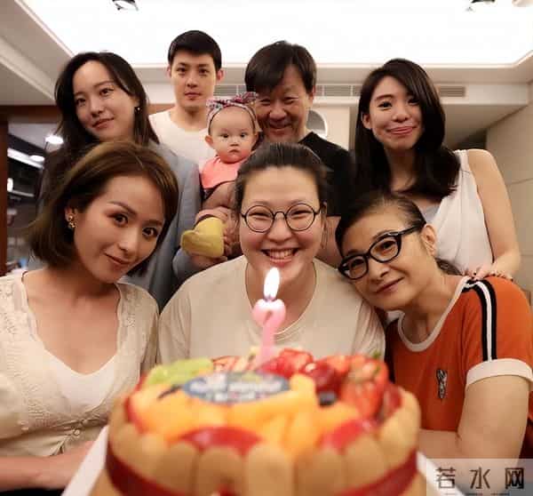 71岁寇世勋现状，晚年和原配一家生活，二房随3名子女远在国外