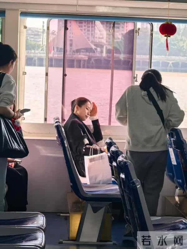 江一燕温州街头被偶遇,穿短裙腿被冻到黑紫,脸馒化到差点认不出