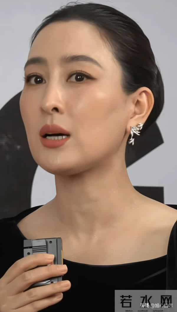 马苏的近距离素颜照,真的非常的耐看,整个娱乐圈很难在有这样的