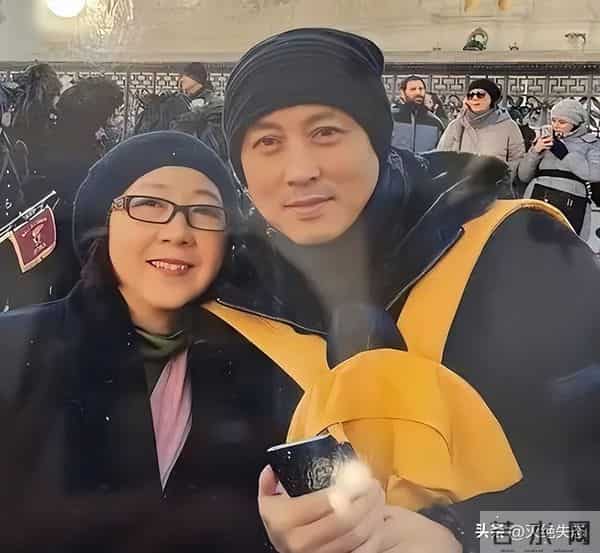 他是红楼第一美男，今62岁享受天伦，住豪宅被家里仨女的“拿捏”