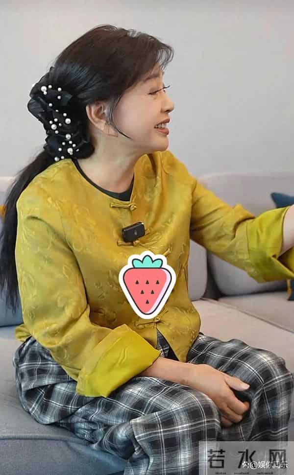 75岁刘晓庆最新穿搭：中式上衣配上格子裤，减龄时髦，嫩得像姑娘