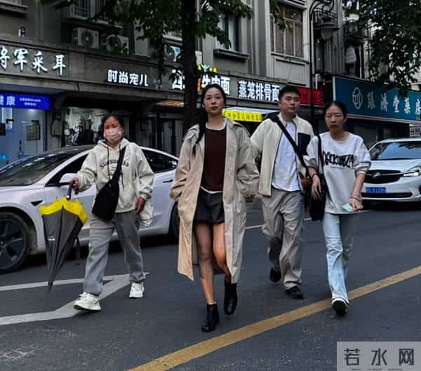 江一燕温州街头被偶遇,穿短裙腿被冻到黑紫,脸馒化到差点认不出