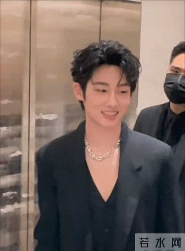 蒂芙尼活动上46岁章子怡骤显衰老，肌肤浮肿骨感干瘪，面相大变